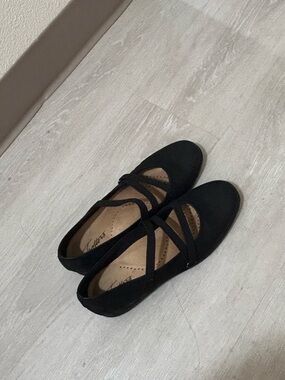 trotters elastic strap ballet flats